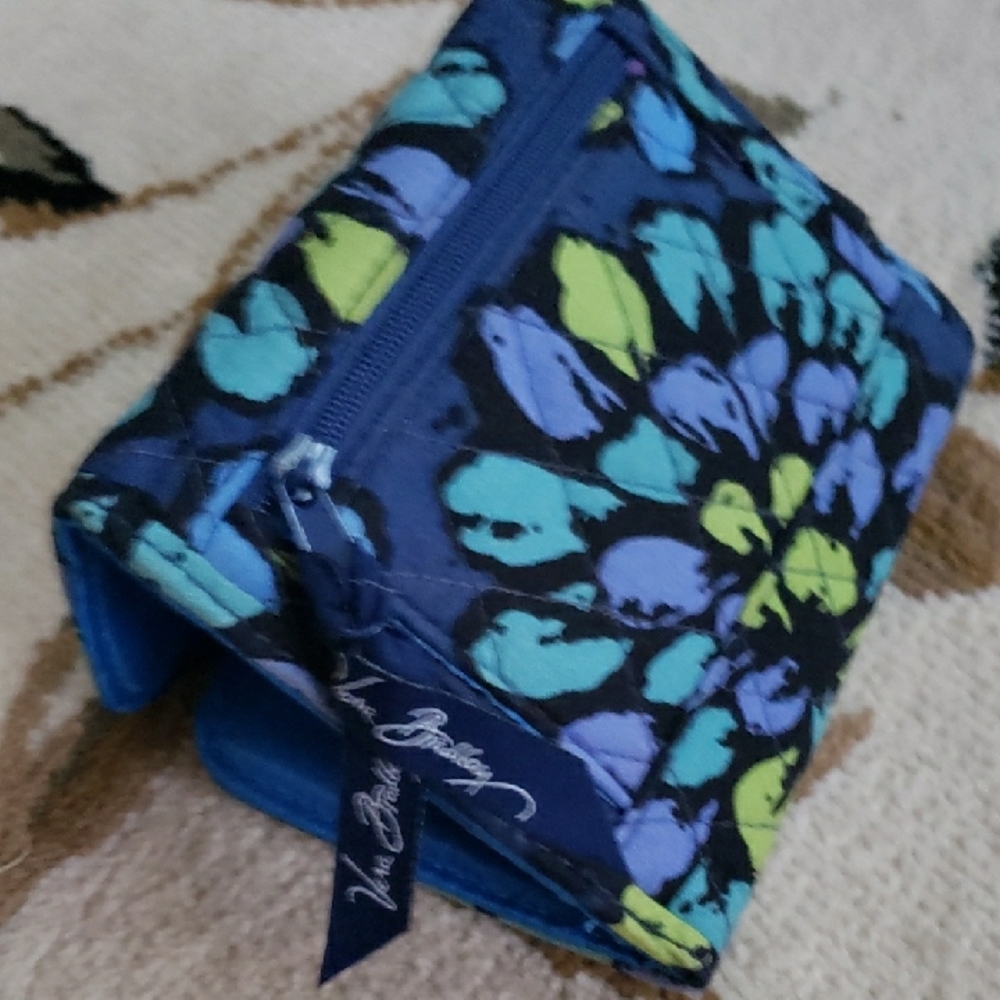 Vera Bradley Trifold Wallet in Indigo Pop Blue Floral Quilted - Picture 4 of 8